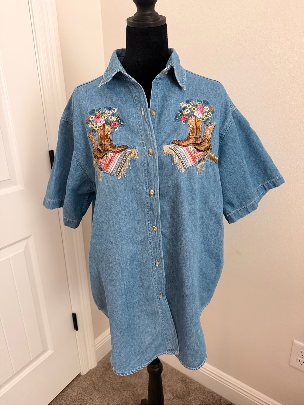 Embroidered Short-Sleeve Denim Shirt - Blue - Picture 2 of 8